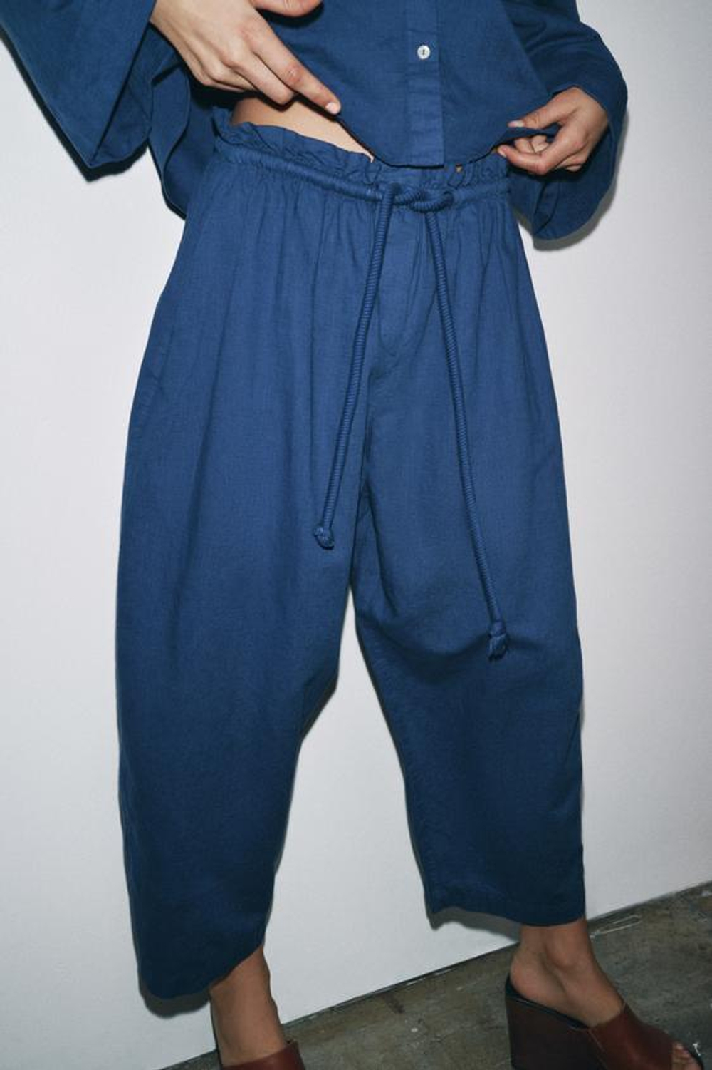 ZARA БРЮКИ ИЗ ЛЬНЯНОЙ ТКАНИ — ZW COLLECTION, ИНДИГО