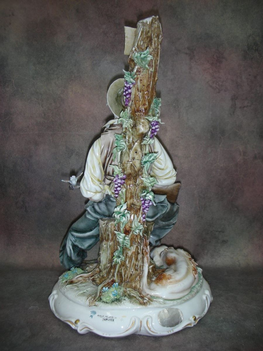 Статуэтка. Фарфор. Спящий охотник. Capodimonte. Италия