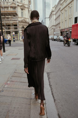 ZARA АТЛАСНАЯ РУБАШКА ОВЕРСАЙЗ С ЖАТЫМ ЭФФЕКТОМ, КОРИЧНЕВЫЙ