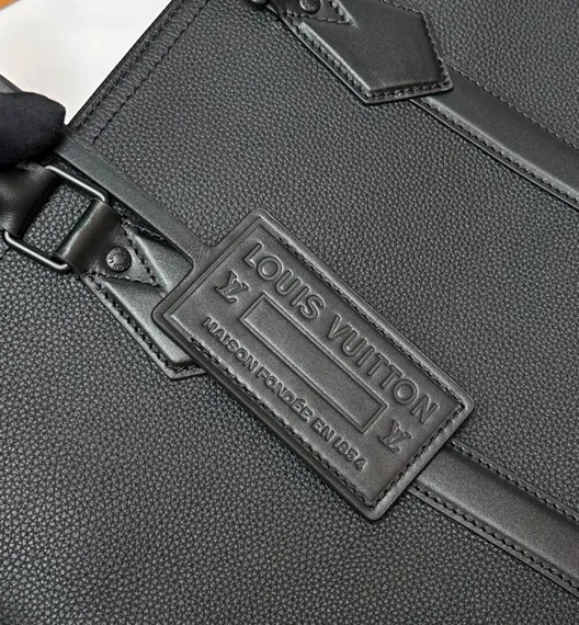 Портфель Louis Vuitton Takeoff из коллекции Aerogram, черная