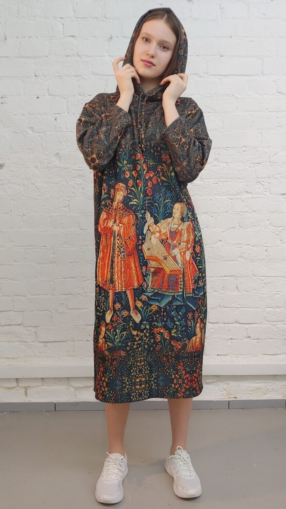 Платье с капюшоном "Концерт", по мотивам средневекового гобелена неизвестного автора