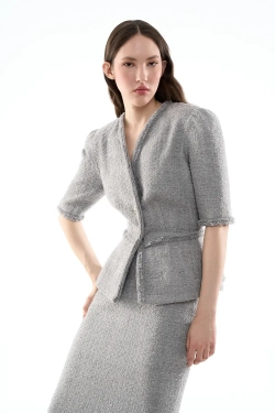 Жакет с объемными плечами и баской серый