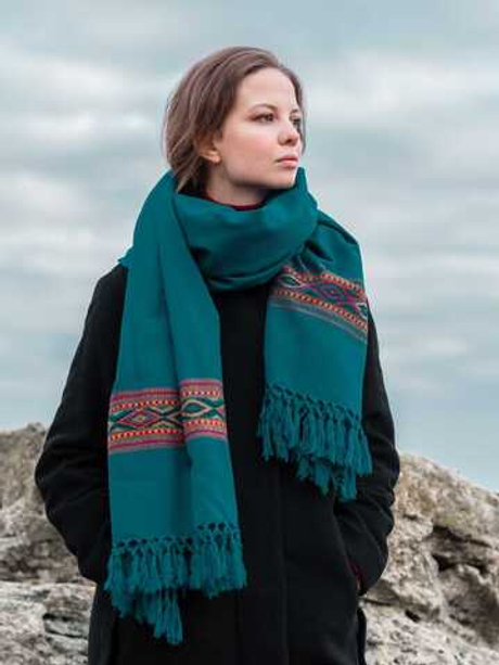 Шерстяной палантин с вышивкой
