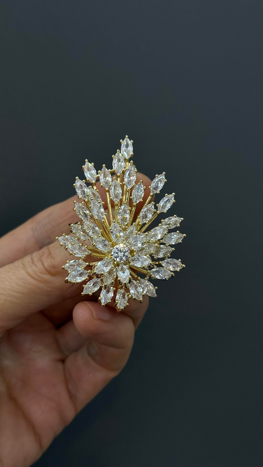 Брошь цветок из цирконов, оттенок золото
