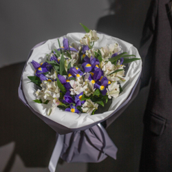 Букет цветов ирисы с белой альстромерией