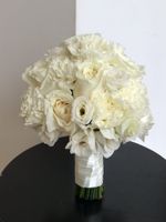 Свадебный букет из оноголовых роз, диантусов и лизиантуса