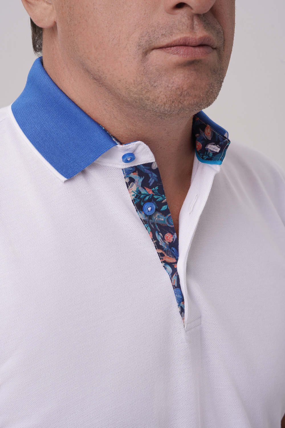 Поло белое с контрастной горловиной «Нептун»