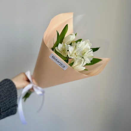 Букет из белых тюльпанов и альстромерии