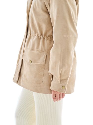 Бежевый пуховик из эко-замши с мехом песца и кожаным воротником