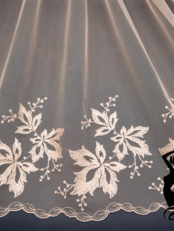 05-54 Вышивка на неэл. сетке 23 см, телесный (правая)