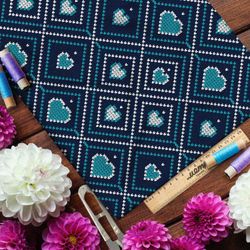 Ткань таффета сердечки в ромбах на синем свитере