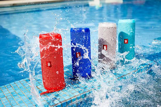 Беспроводные колонки от JBL. Прекрасное звучание и водонепроницаемый корпус