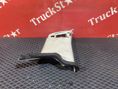 Накладка задней стойки правая