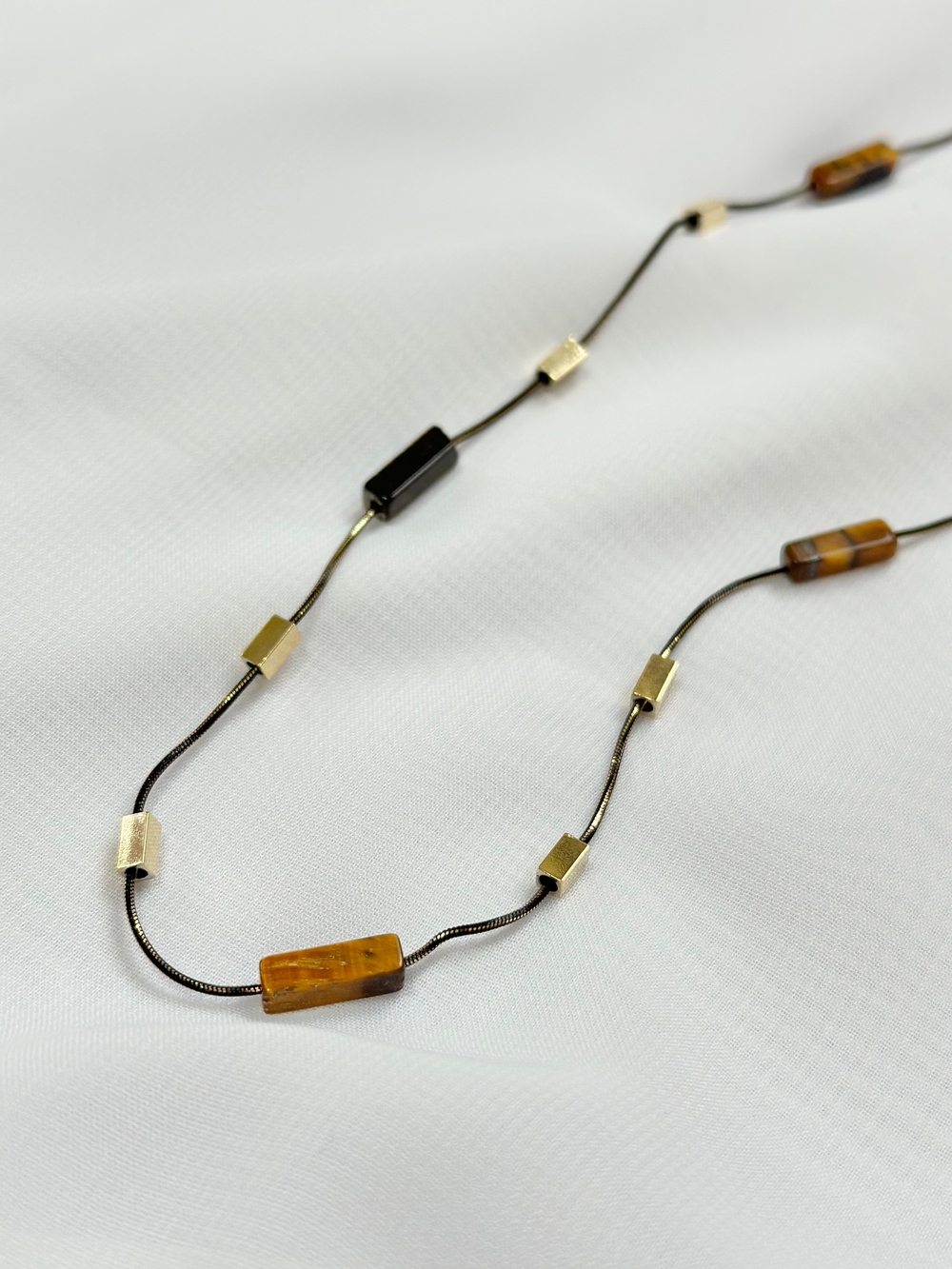 Колье золотые цилиндры и агаты на тонкой черно-золотой цепочке