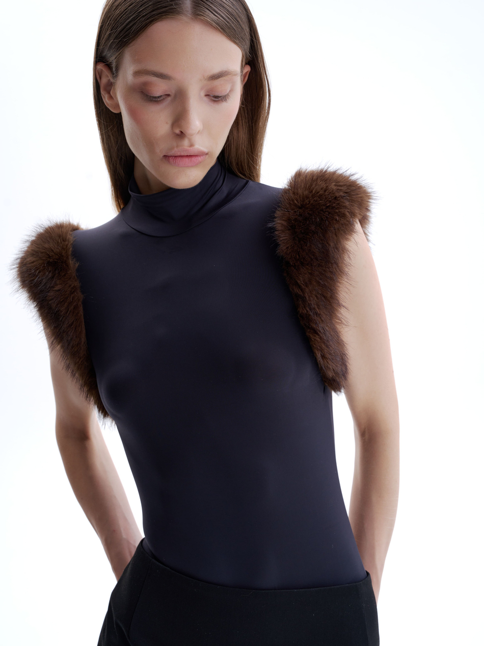 Боди с меховыми рукавами