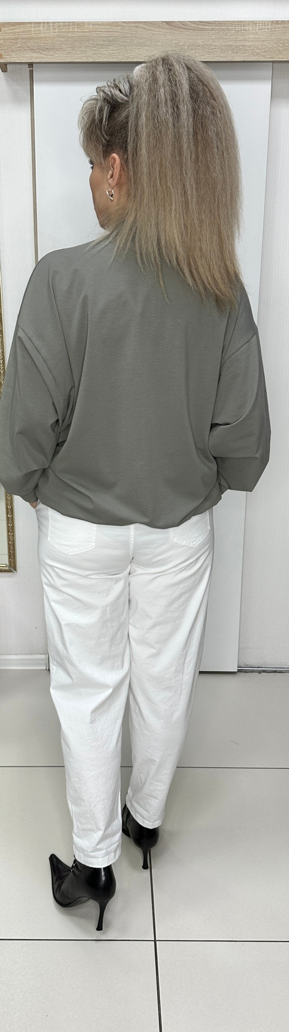 Оливковый трикотажный жакет-бомбер с цветным принтом