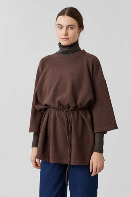 Огромная футболка из коричневой шерсти