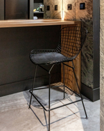 Стул полубарный с низкой спинкой Bertoia черный с черной подушкой