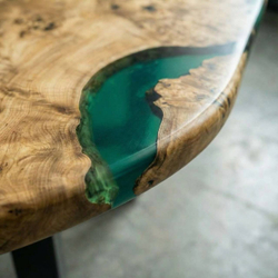 Стол свободной формы из капового тополя