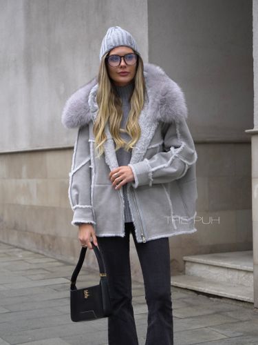 Серая дубленка с мехом песца на капюшоне