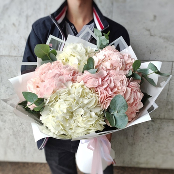 Букет из 5 гортензий с веточками эвкалипта