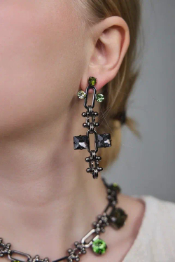 Серьги крупные геометрия с кристаллами серого, зеленого, желтого и оттенка хаки, оттенок графит