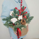 Новогодняя композиция в шляпной коробке с гирляндой