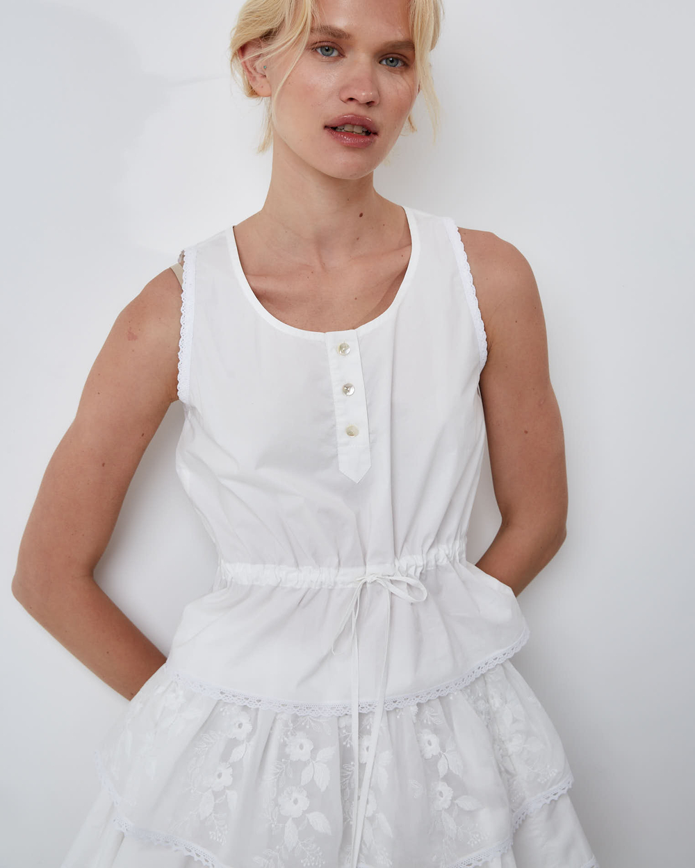 Рубашка без рукавов из хлопка на кулиске белый