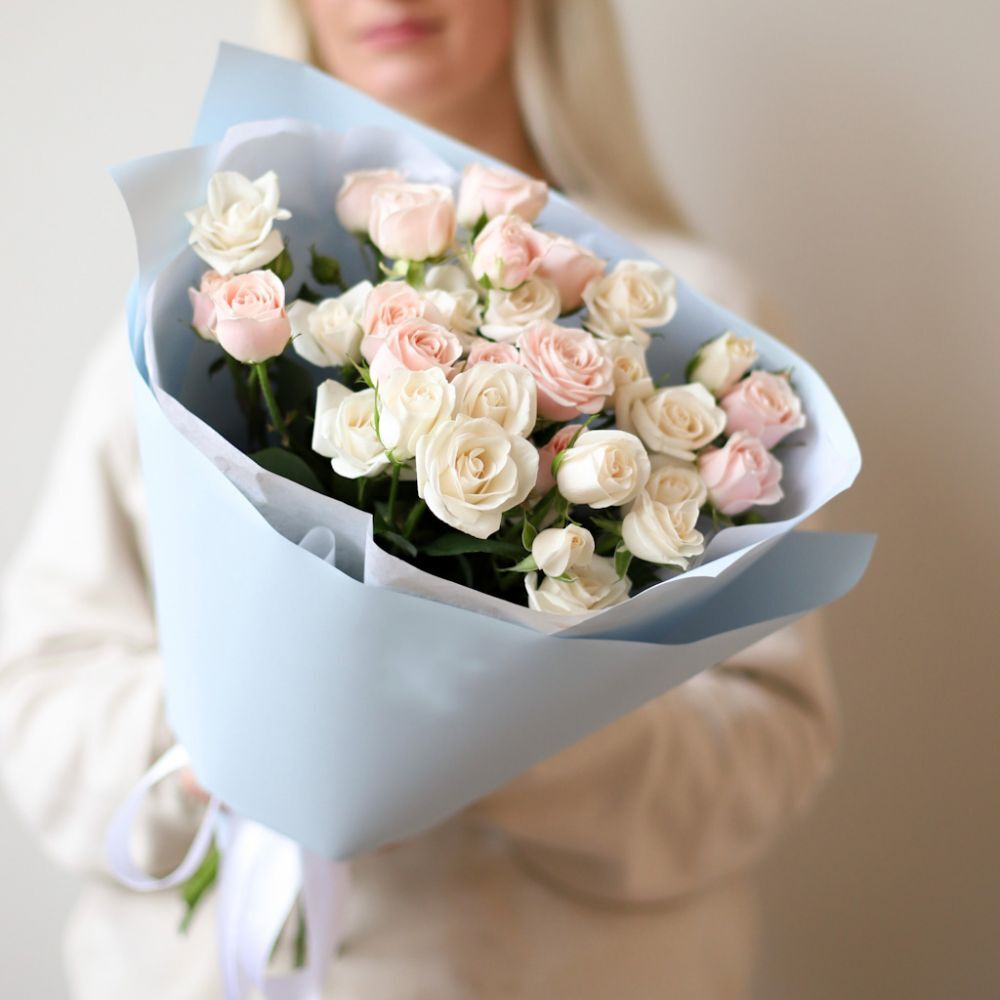 Букет кустовых роз в матовой пленке