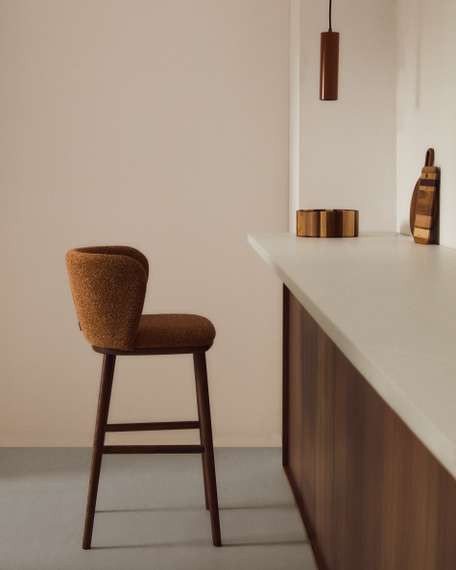 Барный стул Ciselia из терракотового шенилла с ножками из ясеня в отделке орех