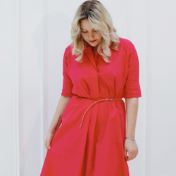 Платье классическое с ремнем на талии красное