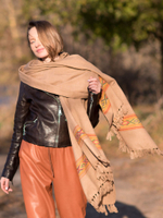 Шерстяной палантин с вышивкой