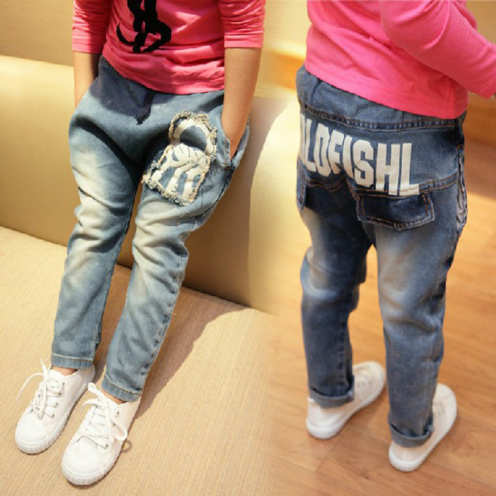 Джинсы бой-френда детские с надписью и аппликацией с бахромой