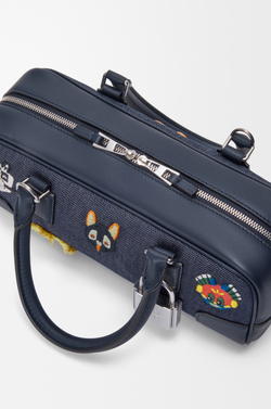 Loewe Укороченная сумка Cats Amazona 23 из вышитой джинсовой ткани, синий
