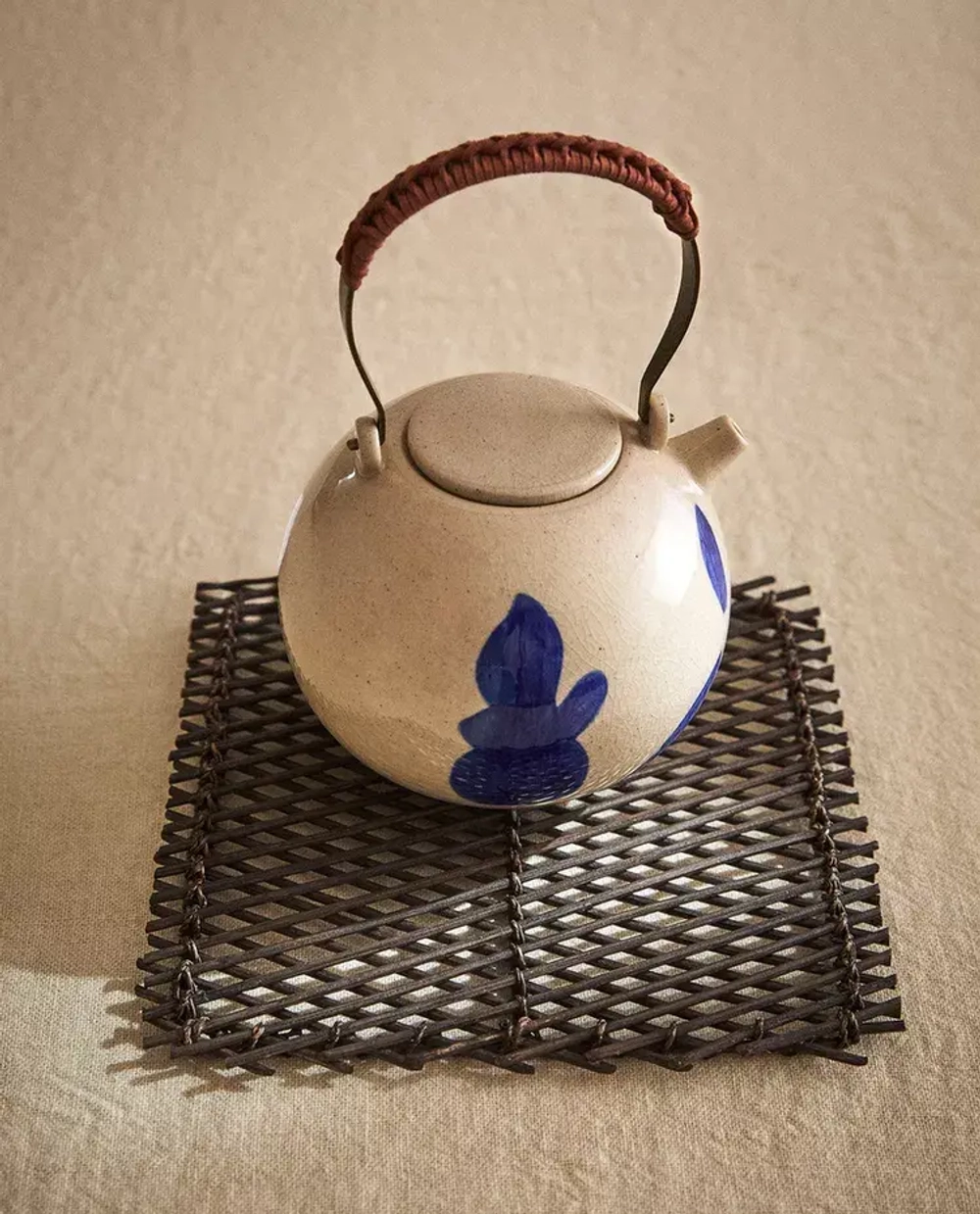 ZARA HOME ПОДСТАВКА ИЗ МЕТАЛЛА И РОТАНГОВОГО ВОЛОКНА, КОРИЧНЕВЫЙ