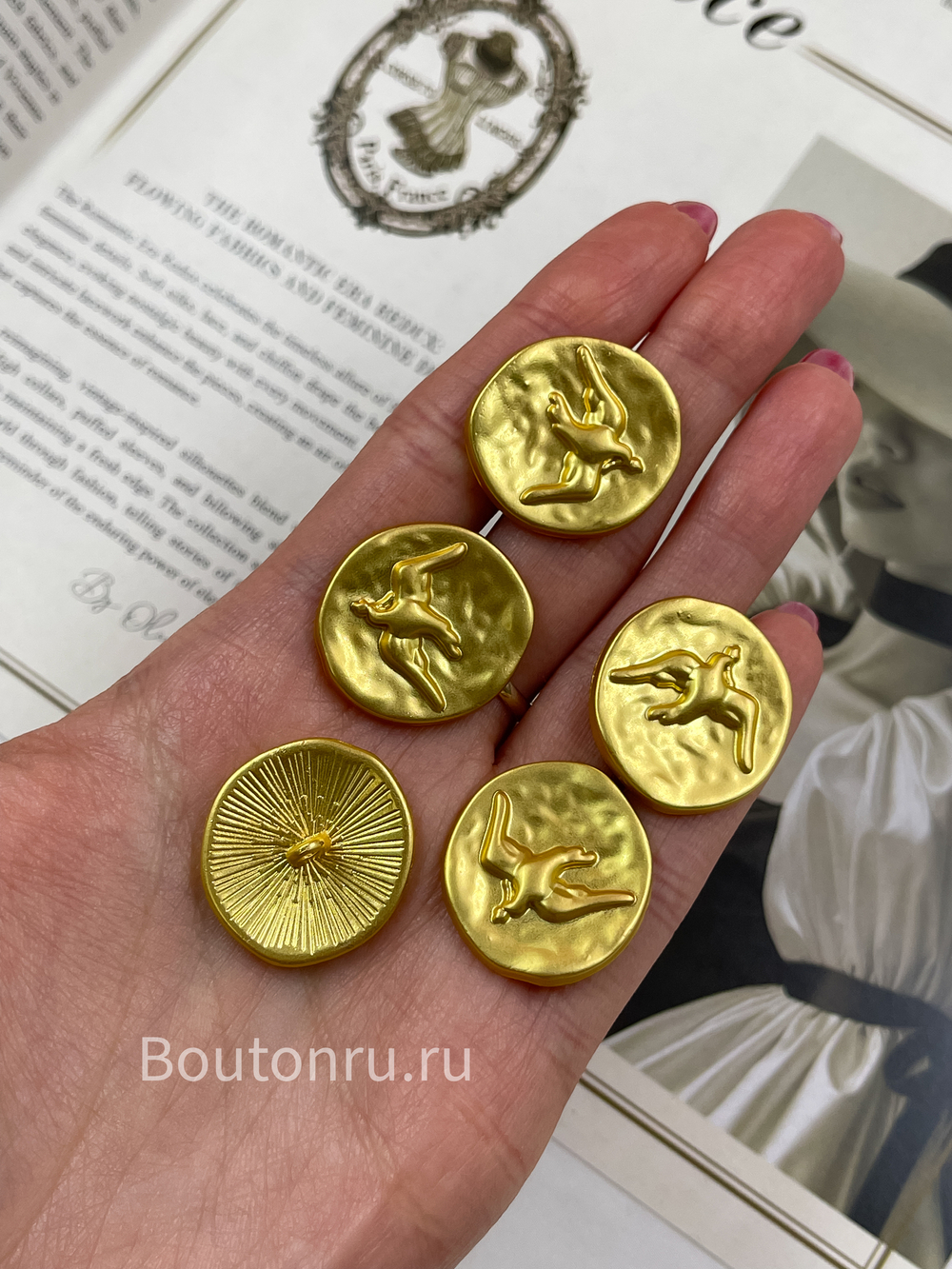 Пуговицы золотистые Скиапар. круглые с птицей
