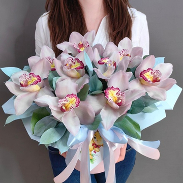 Коробка с 9 розовыми орхидеями и белыми веточками рускуса