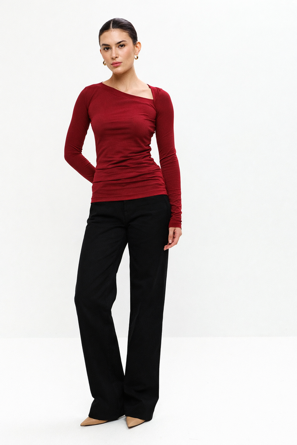 Красный лонгслив с асимметричным вырезом