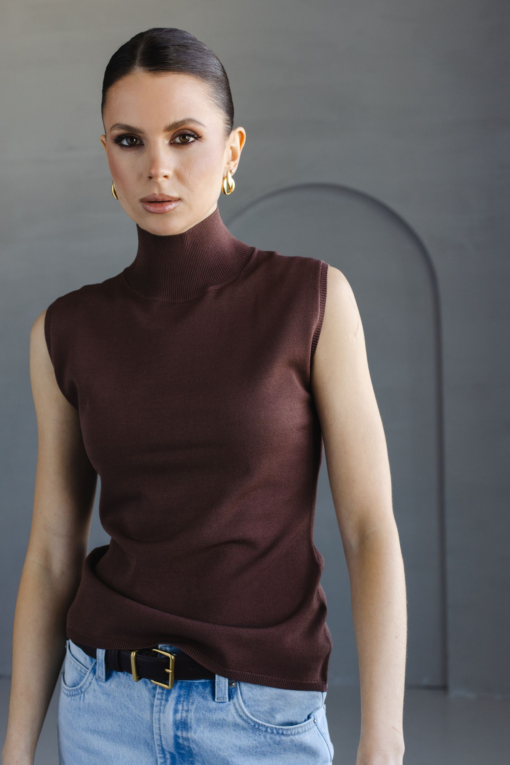 Блуза-топ из вискозы со стойкой коричневый