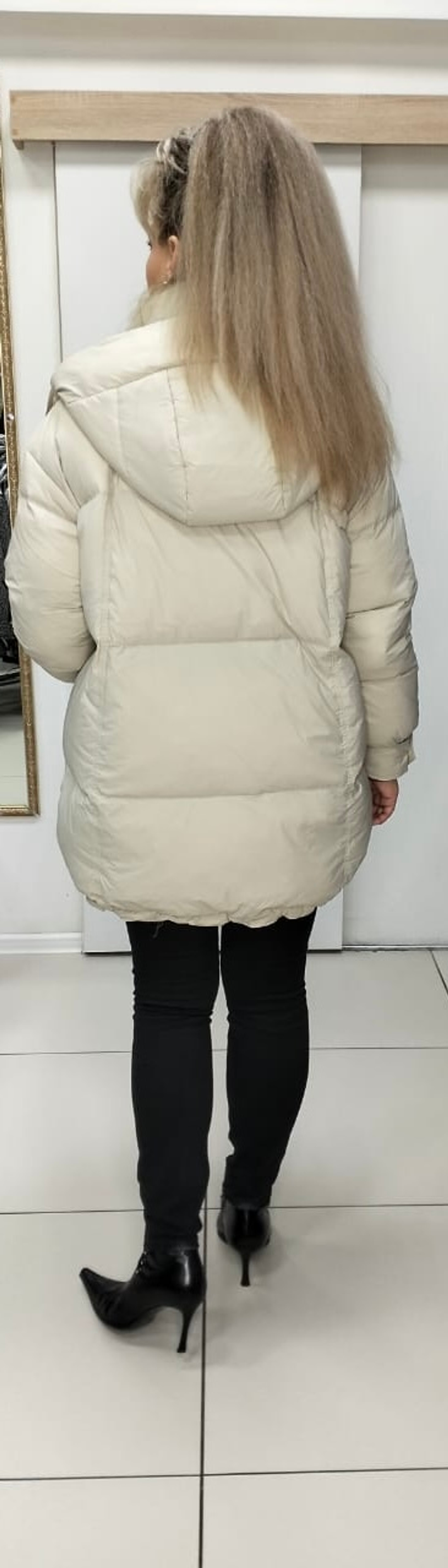 Модная cтеганная куртка-пуховик в молочном цвете