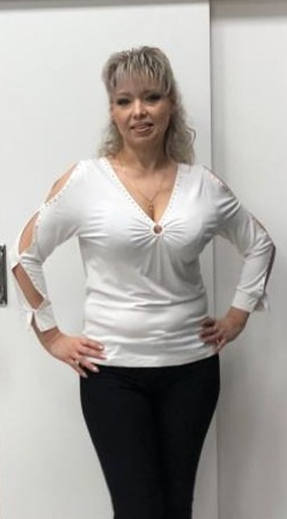 Белый вискозный блузон со стразовым принтом