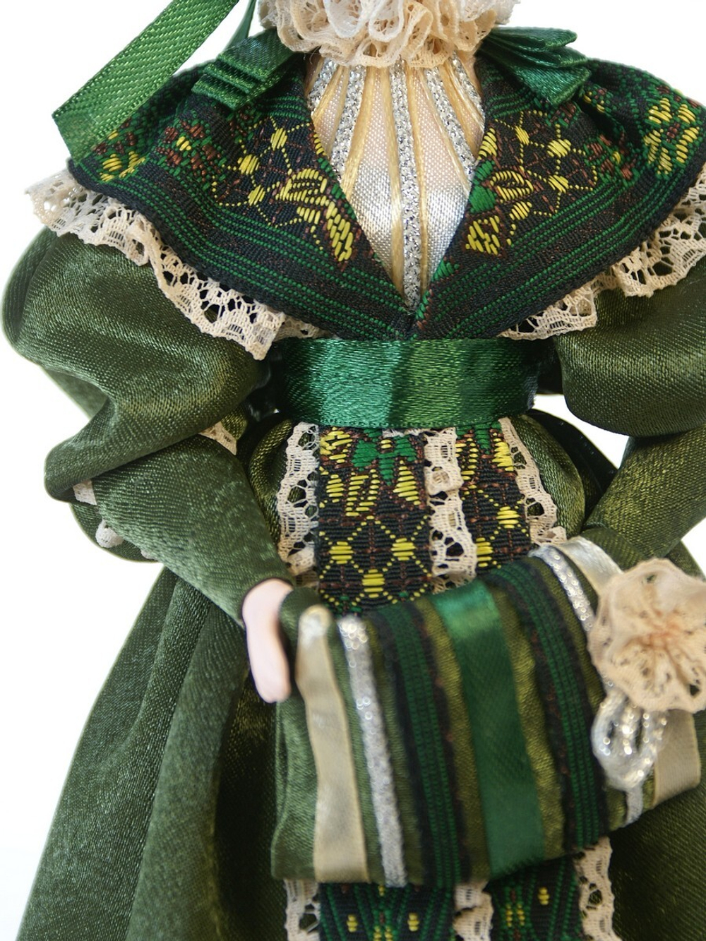 Кукла фарфоровая коллекционная Дама с муфтой и в капоре в костюме 19 века