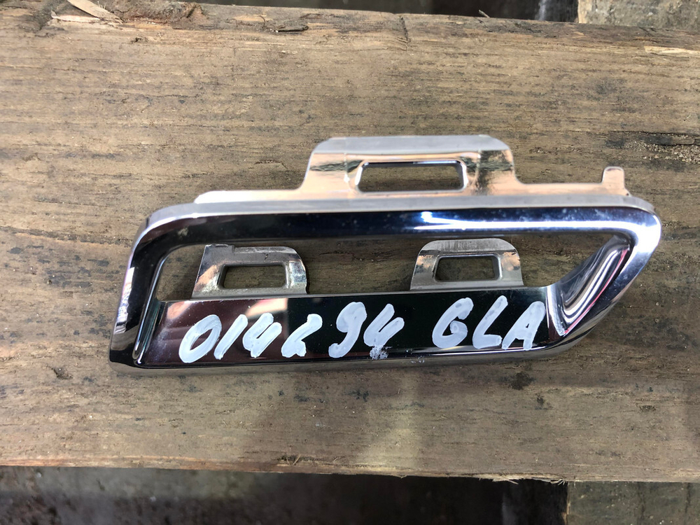 Накладка решетки радиатора Mercedes GLA (X156) 17-20 Б/У Оригинал A1568882100