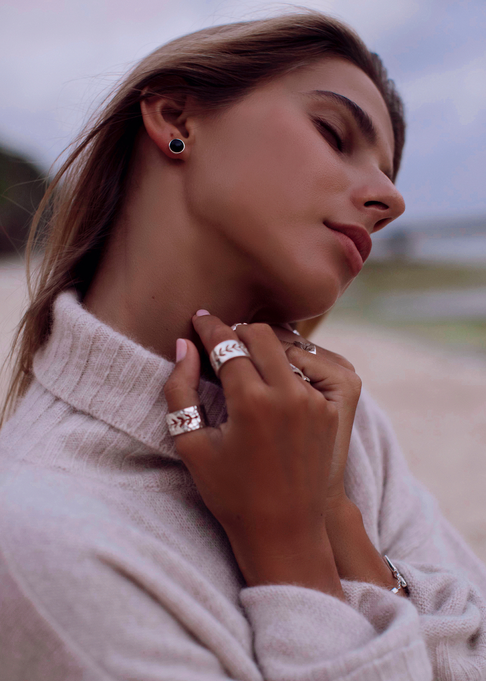 Серьги-пусеты с черным агатом