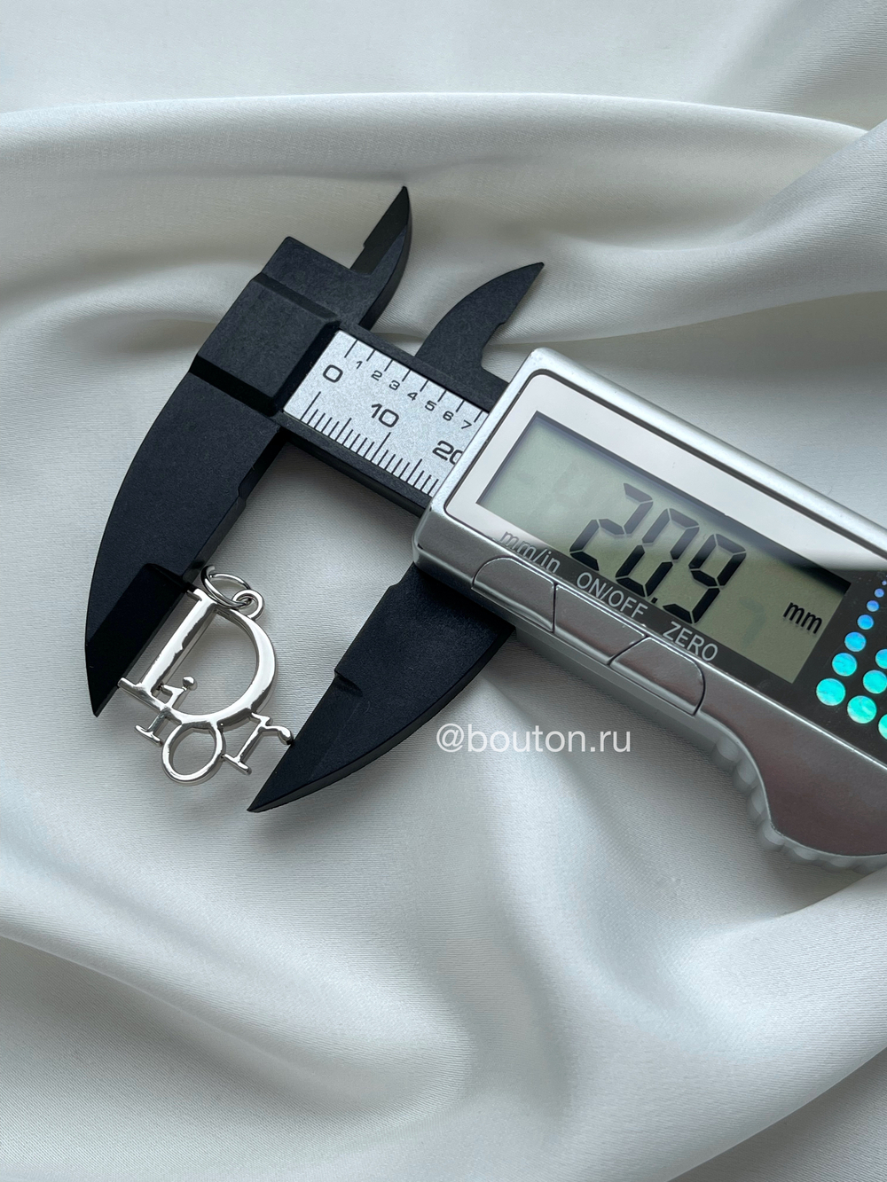 Подвеска Ди. 21х23 мм. серебро