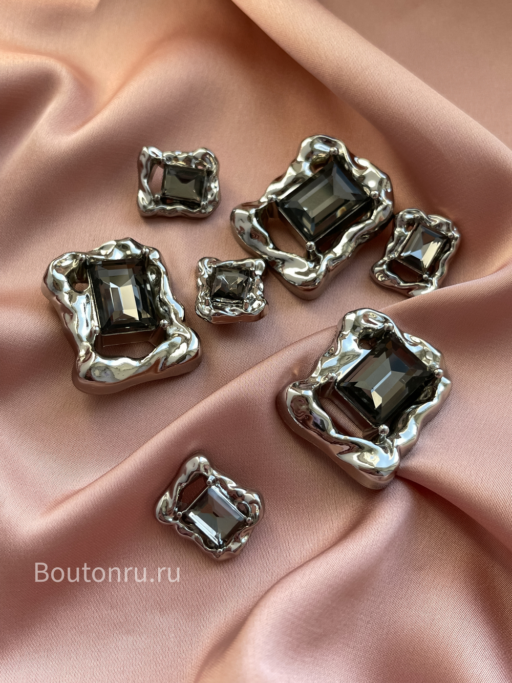 Пуговицы серебряные неровный край стразы графит