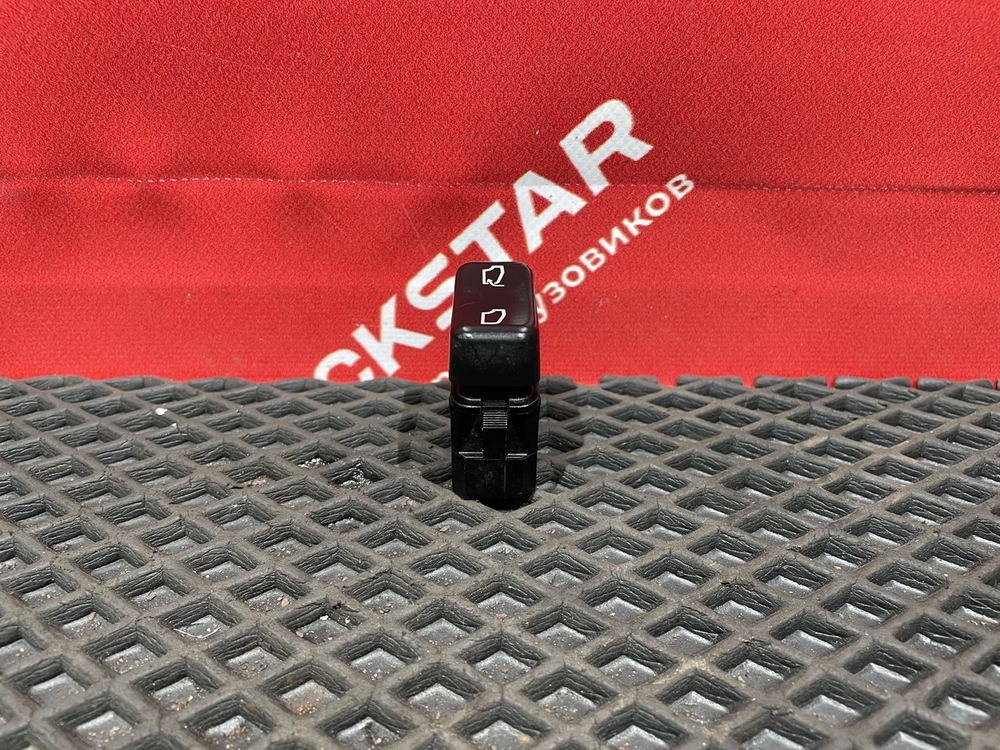 Кнопка люка