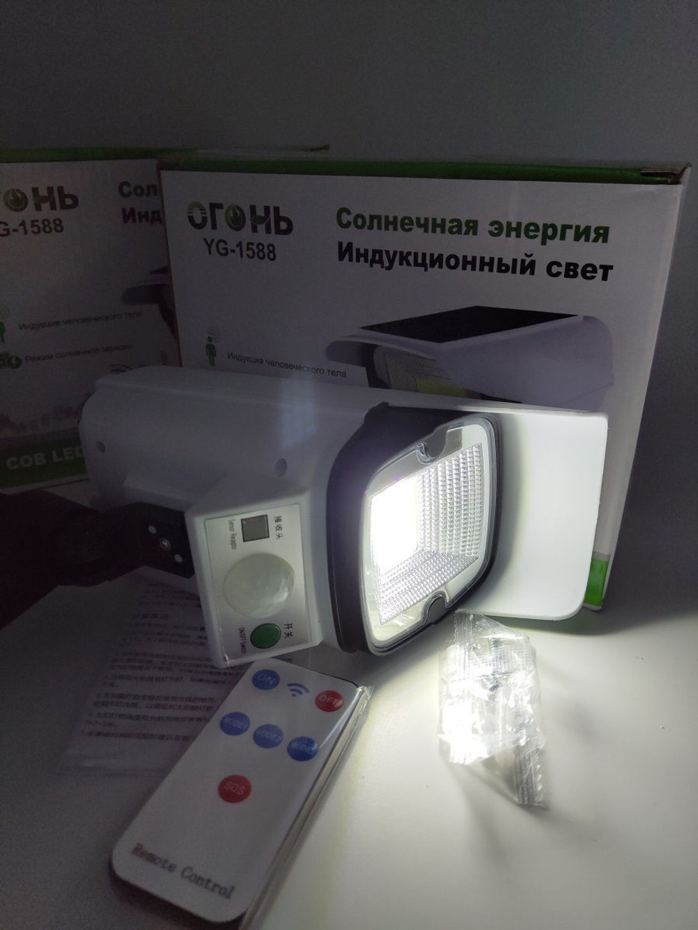 Уличный светильник/фонарь/муляж камеры/с солнечной панелью, пультом и датчиком движения/Огонь/YG-1588