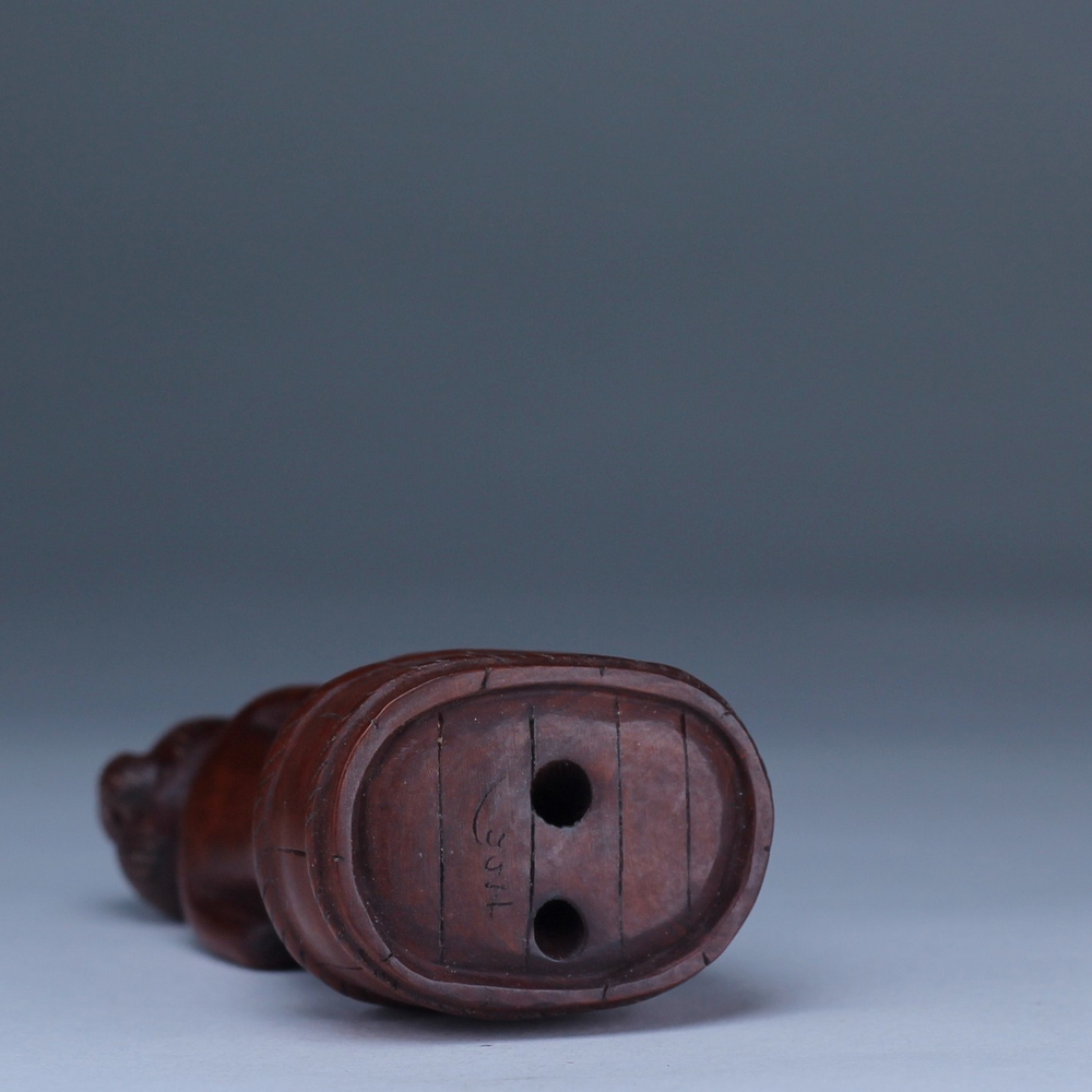 Нэцкэ Красавица моется в бочке