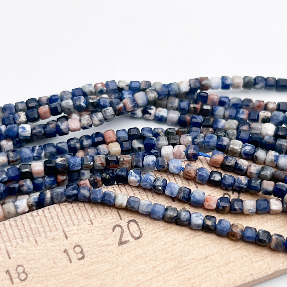 Содалит бусины, куб, размер около 2,3-2,5 мм, цена за нить 38 см